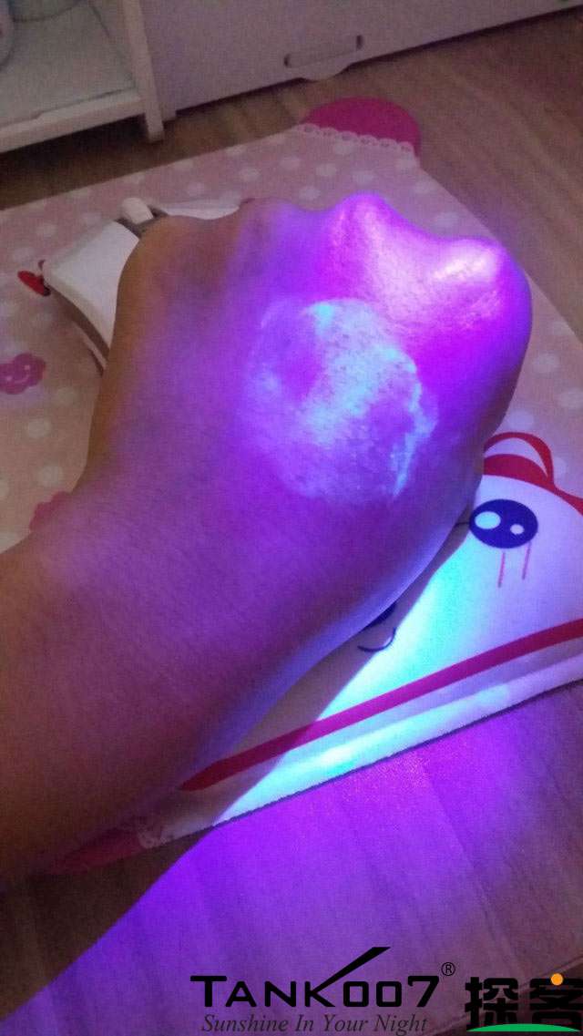 客戶買了紫光手電驗熒光劑，先拿面膜大姨媽巾開刀 